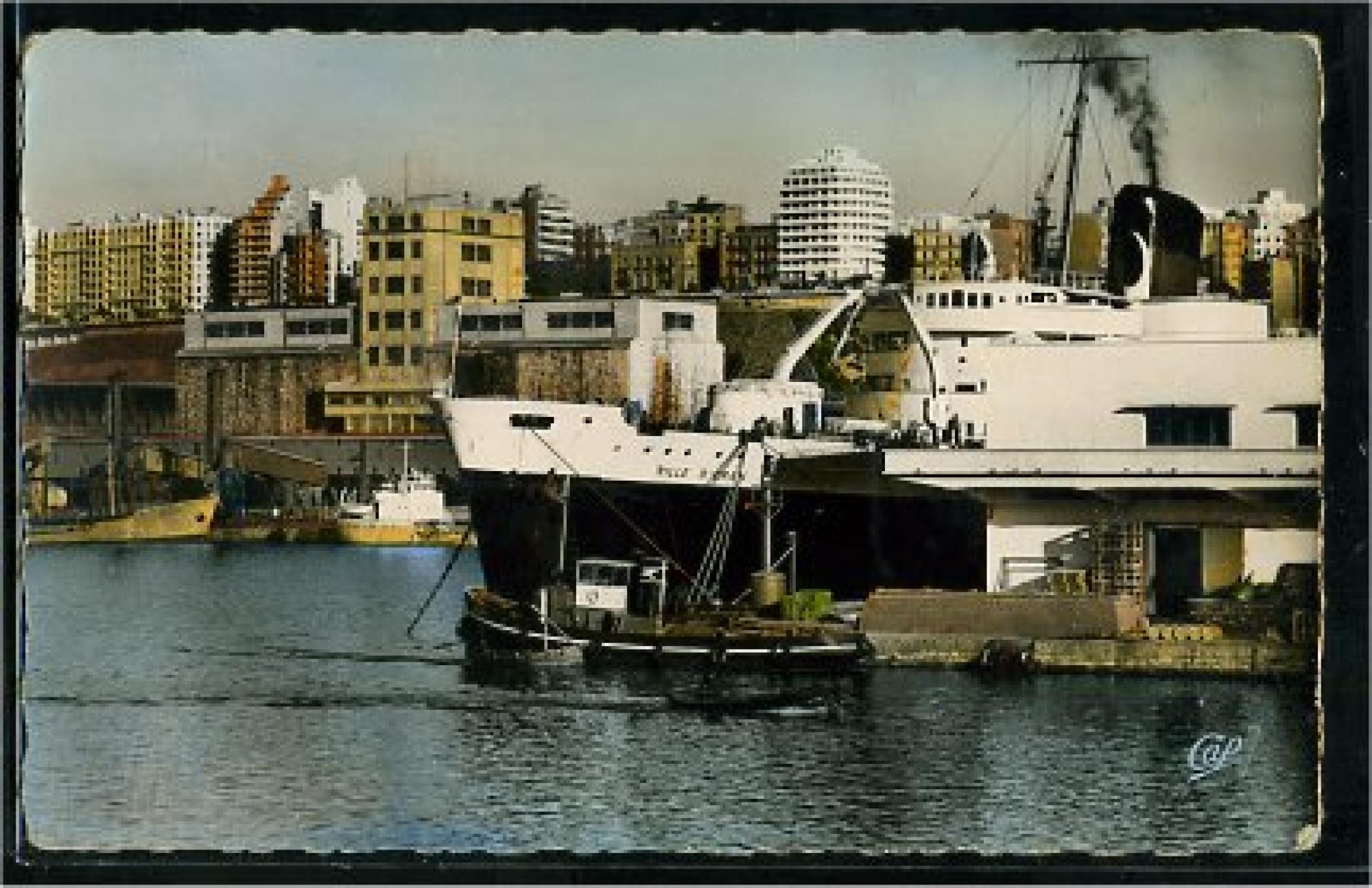Oran - Le port  - un coin du port et le front de mer
