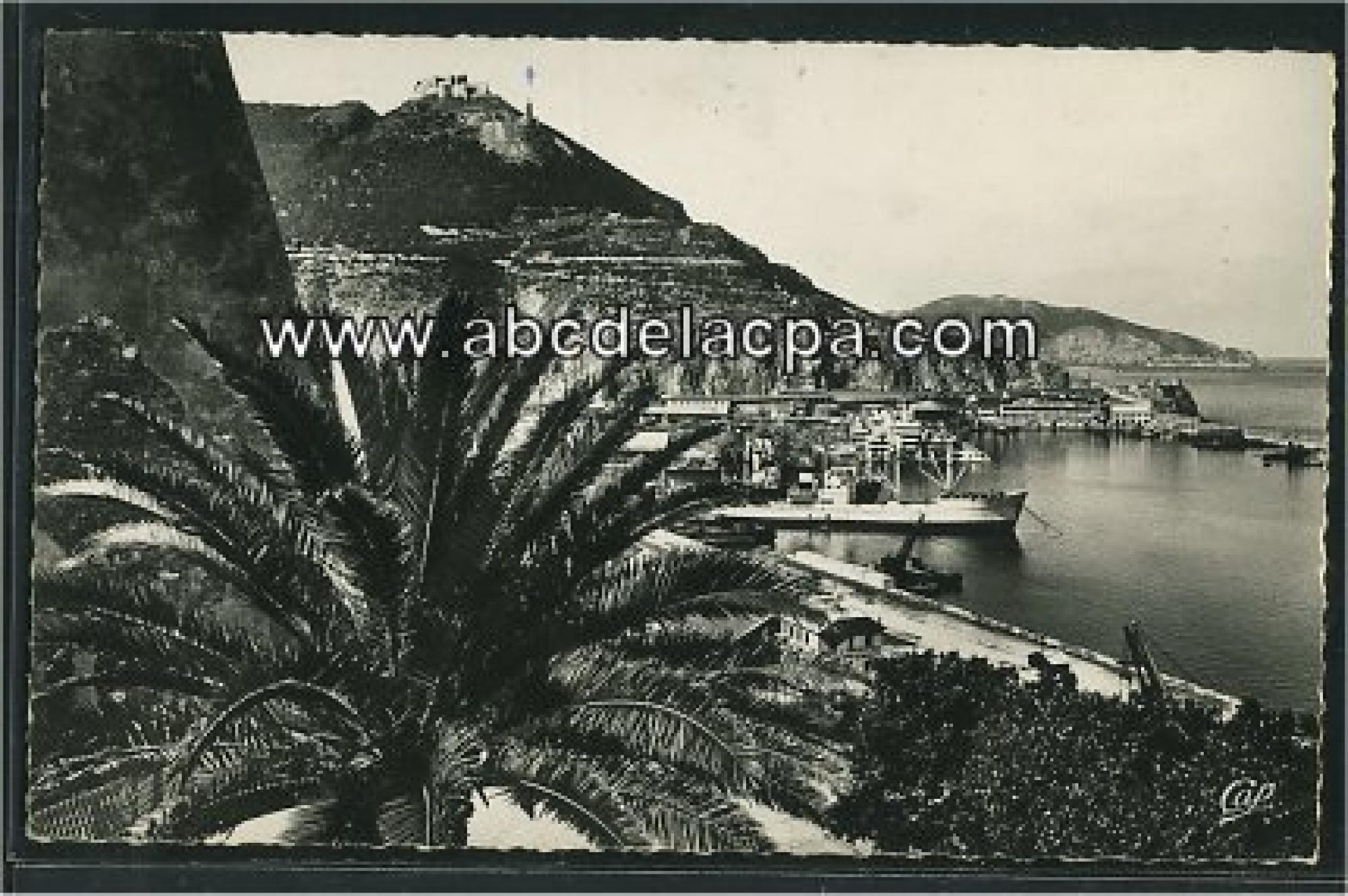 Oran - Le port  - vue vers la marine nationale, santa cruz et au loin, la baie de mers el kébir