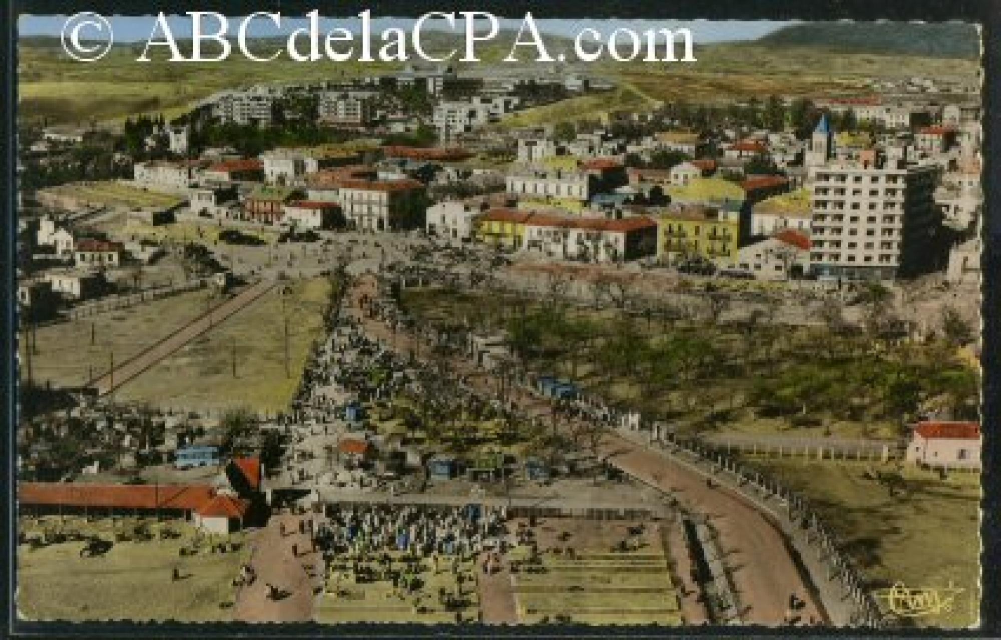 Sétif  - vue générale aérienne sur le marché aux bestiaux - halles aux grins - dans le fond, l'hôpital civil