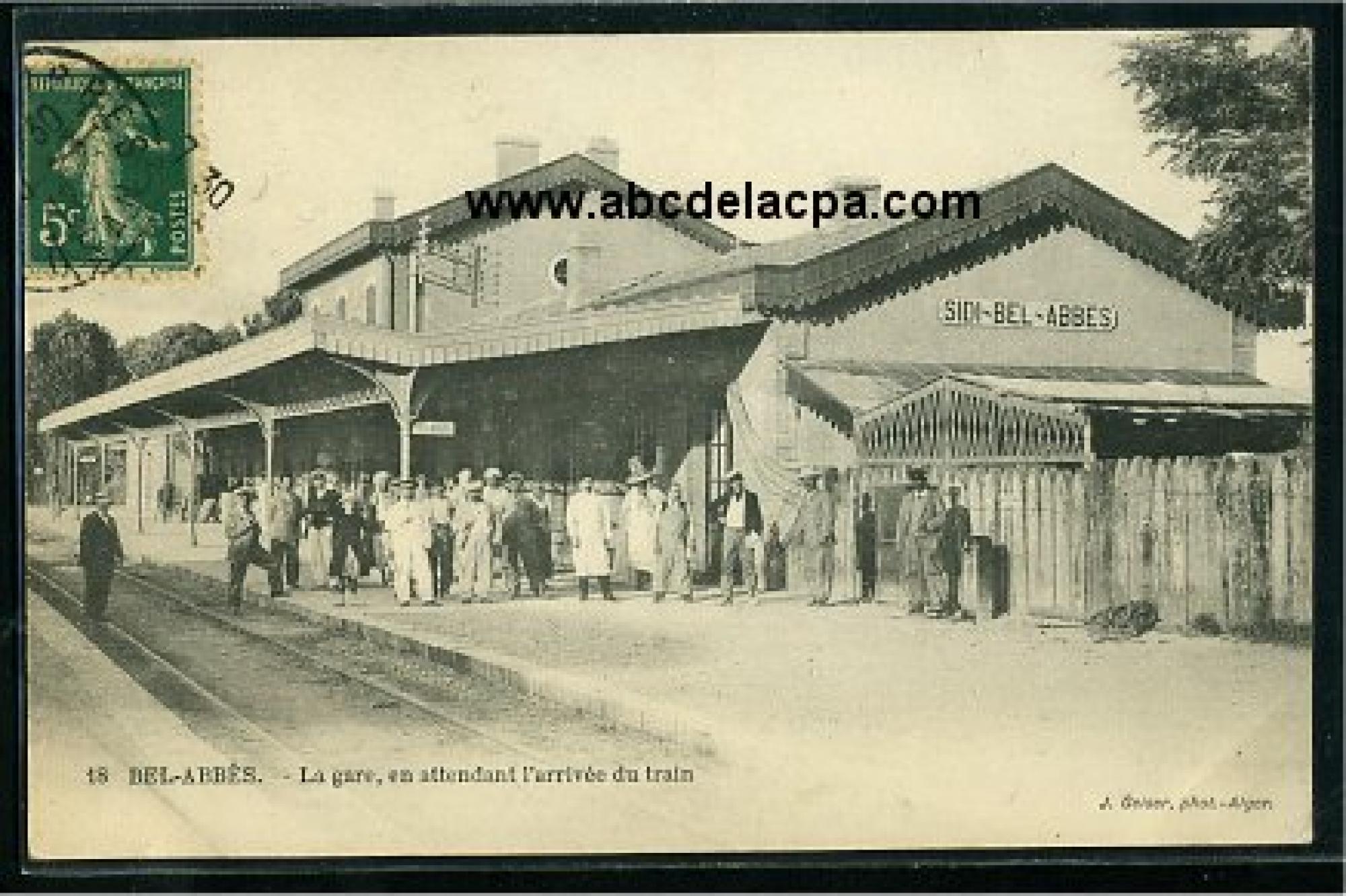 Sidi Bel Abbes  - la gare, en attendant l'arrivée du train