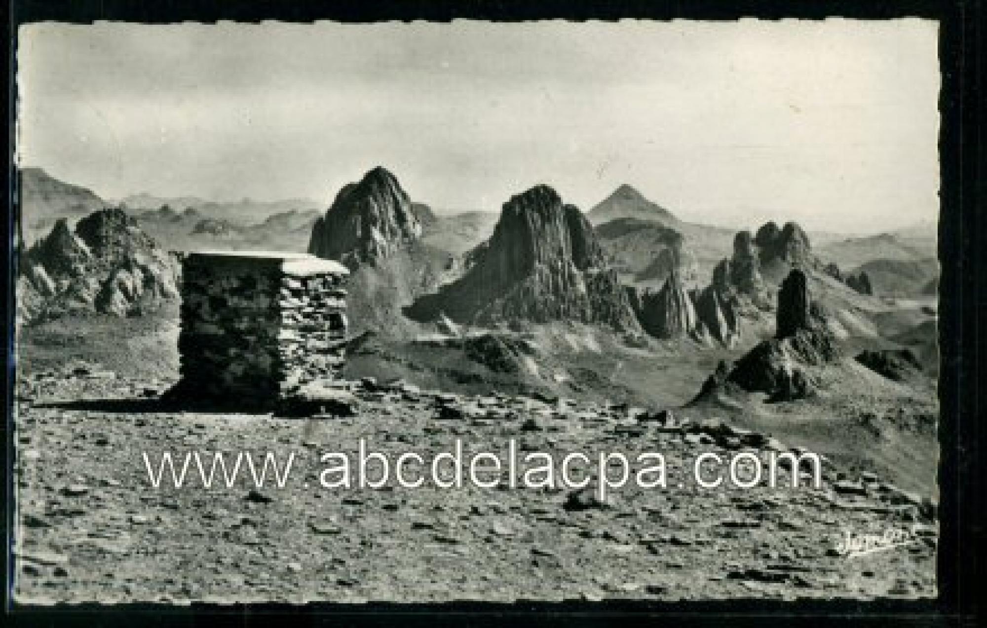 Tamanrasset  - assekrem - vue générale sur le massif - au premier plan, table d'orientation
