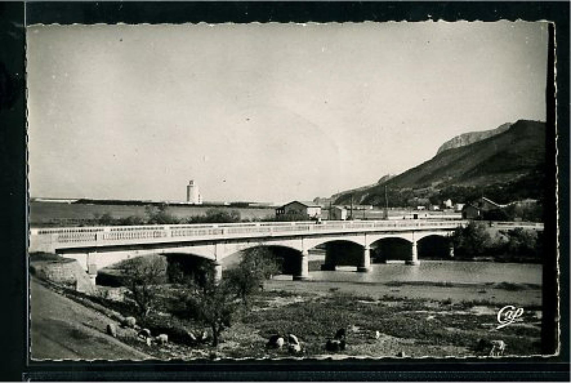 Tenes - pont sur l'oued allalah et vue sur le port