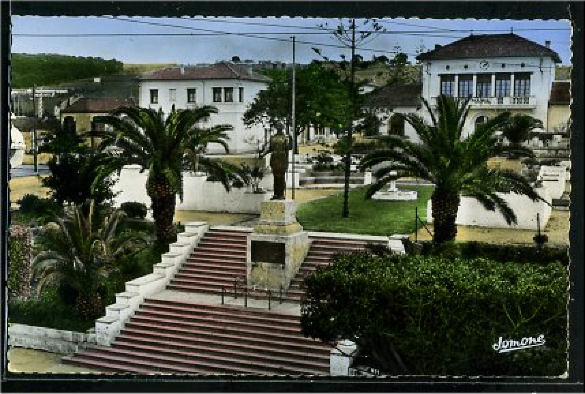 Tipaza  - le monument aux morts - la mairie - les écoles