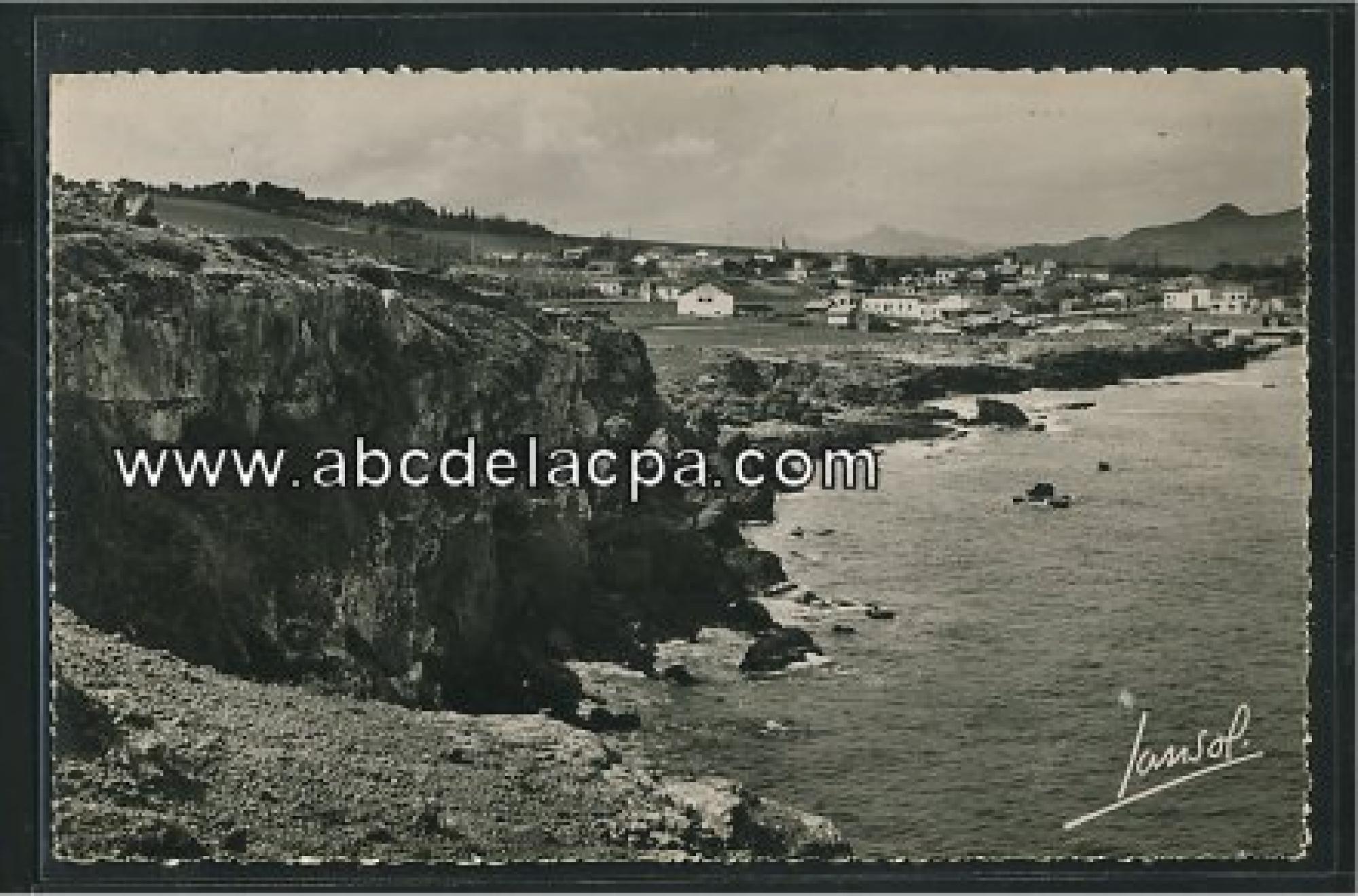 Tipaza  - le rempart antique de l'est, les falaises et le village moderne vus du 'sentier ver' du parc de ste salsa