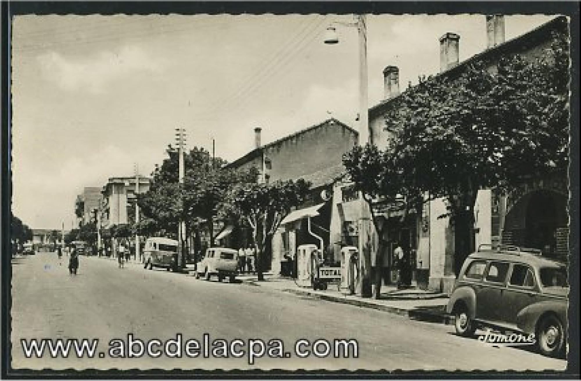 Tizi Ouzou  - la grande rue - pompe à essence