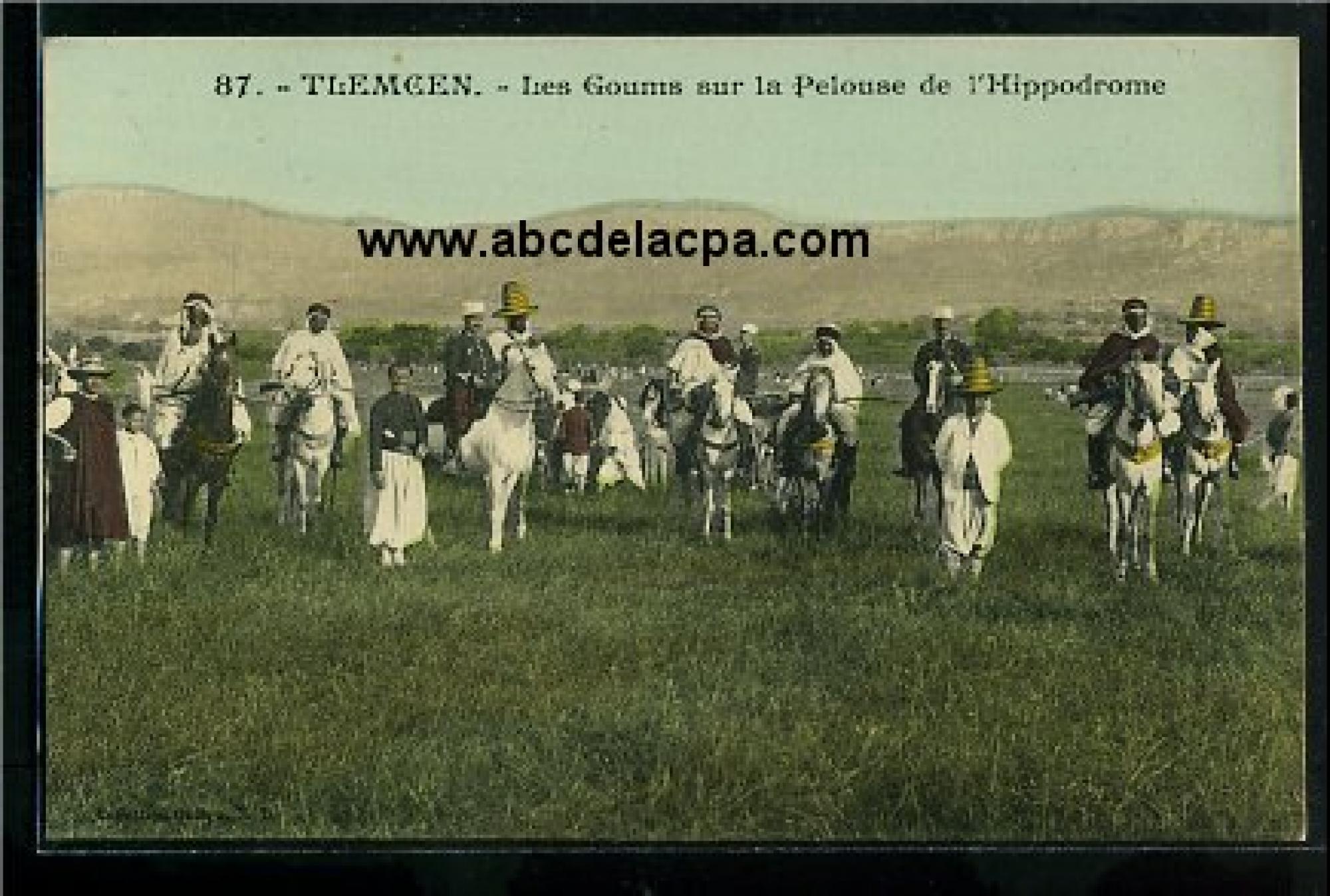 Tlemcen  - les goums sur la pelouse de l'hippodrome