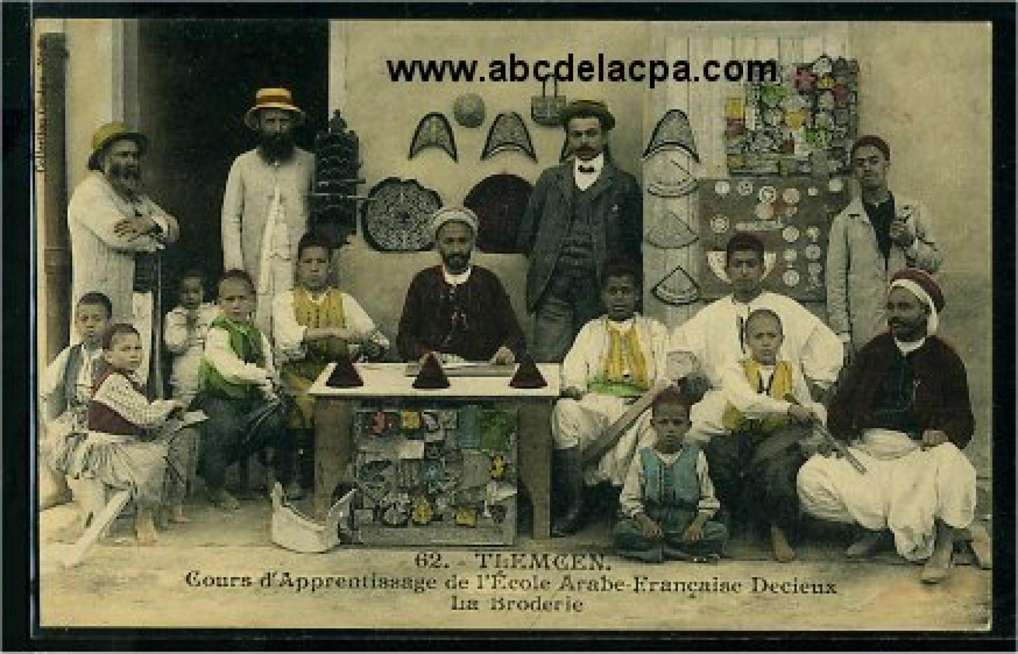 Tlemcen  - cours d'apprentissage de l'école arabe française decieux - la broderie