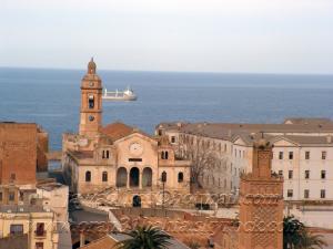 Oran  minaret de la mosquée de la perle et l'eglise saint louis Monuments
