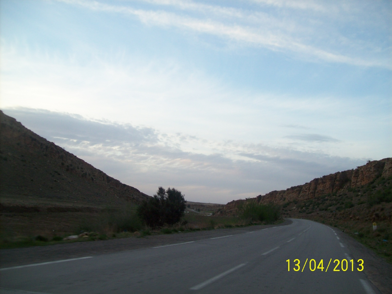 انت بقم بوعتاب بين جبلين من الصخور