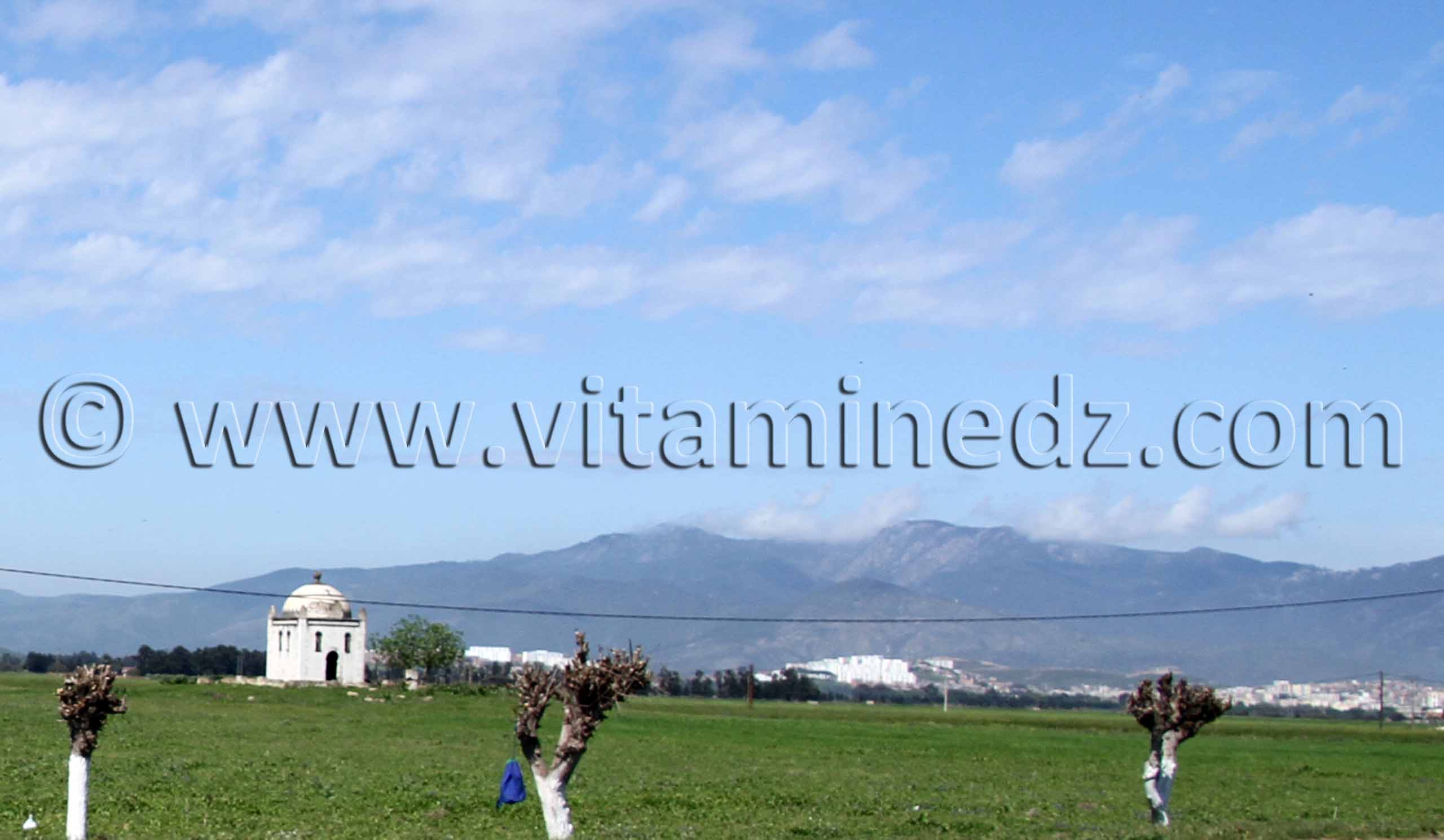 Un étrange mausolée chrétien perdue quelque part dans un champ situé près de l'Aéroport d'Annaba.