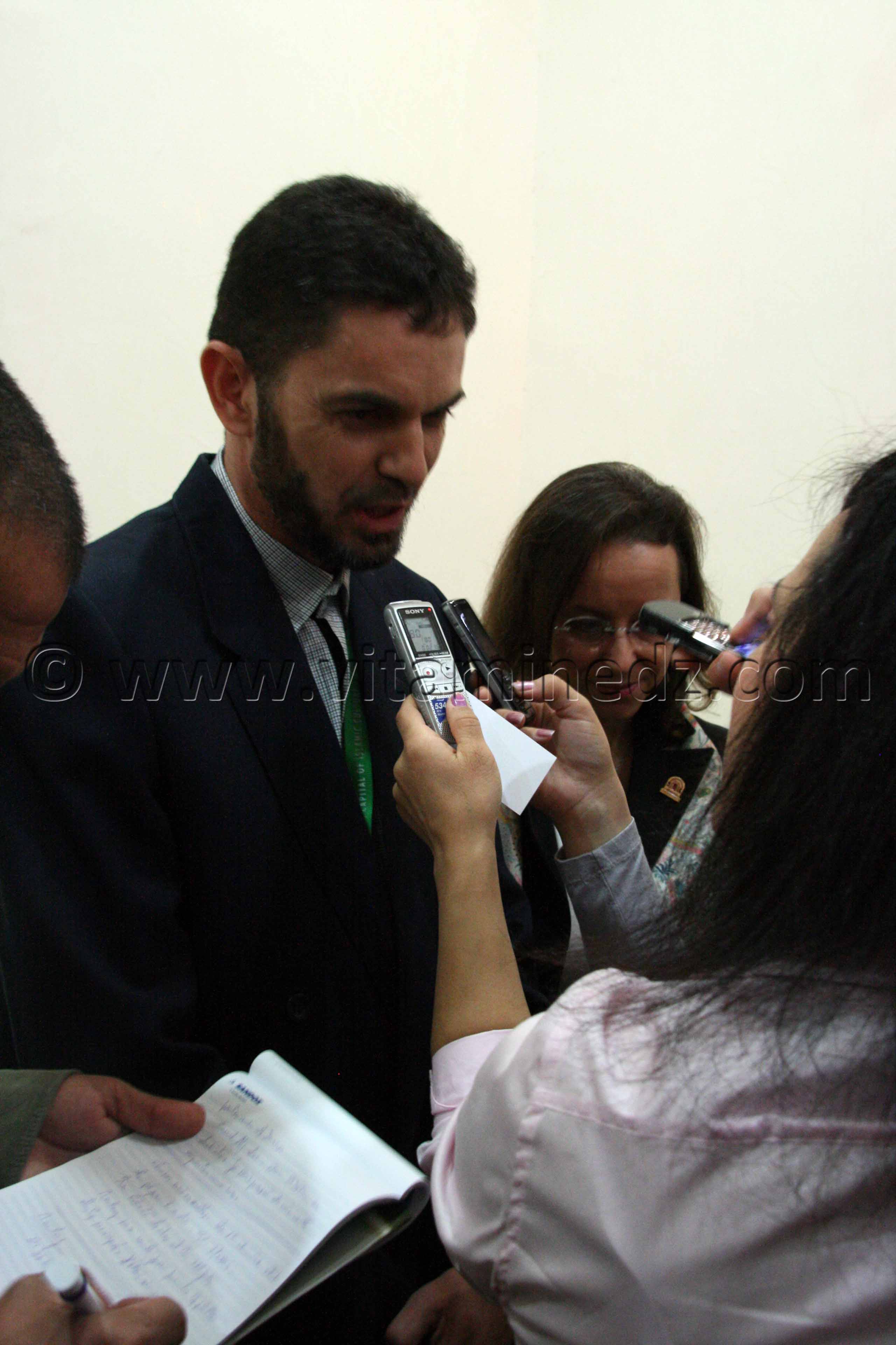 Le photographe  Bellahouel Moulay Ahmed en présence de son excellence Mme Aloisa Wörgetter, ambassadeur d'autriche à Alger