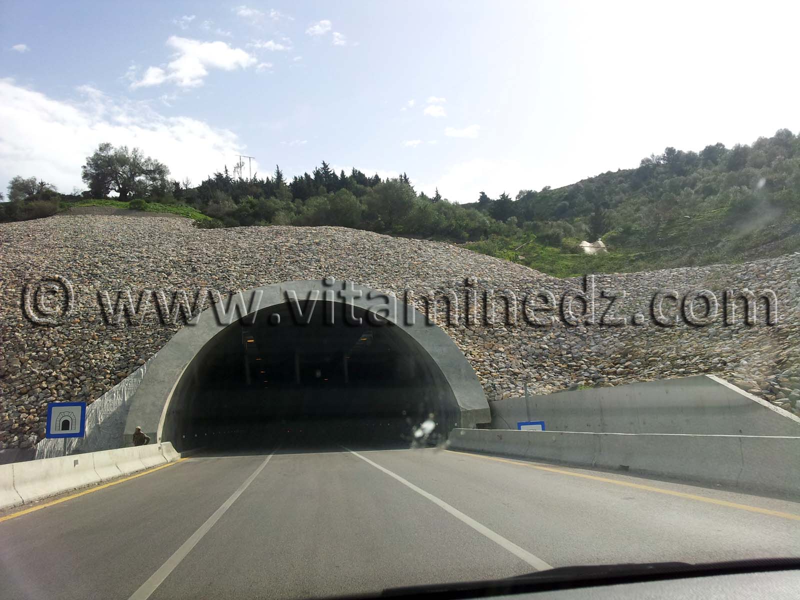 tunnel Lakhdaria (Bouira) autoroute est ouest algerie photo 2013