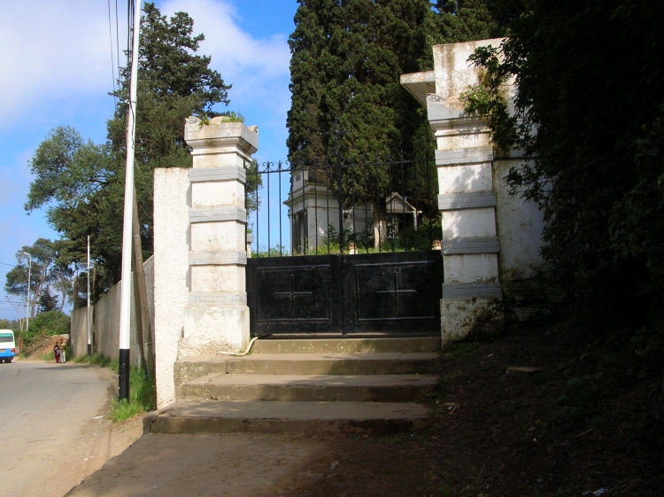 L'entrée du cimetierre de Bouzarea Portes