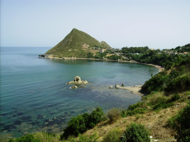 La plage rouge et un mont Paysages