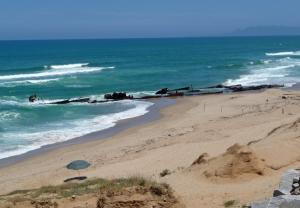 Bateau échoué sur le sable Villes