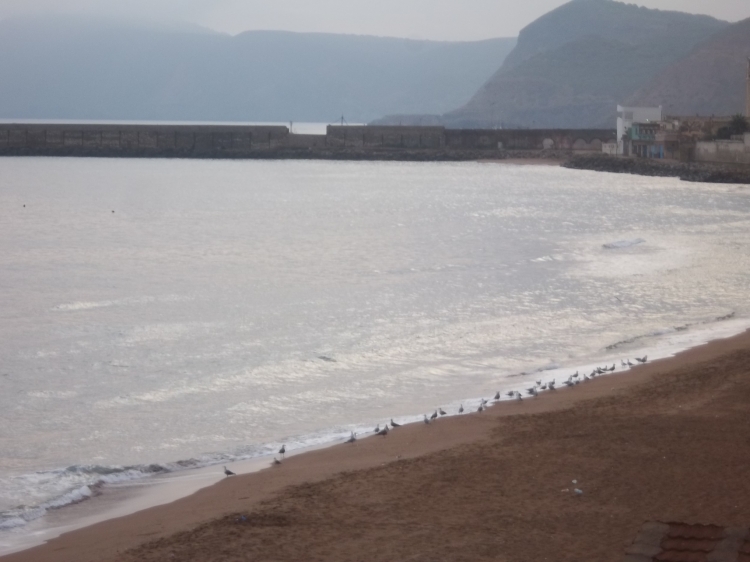 Plage du puits et ses baigneuses d'automne Beni saf