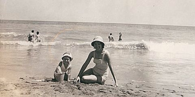 Sur la plage de Tipaza Instants de vie