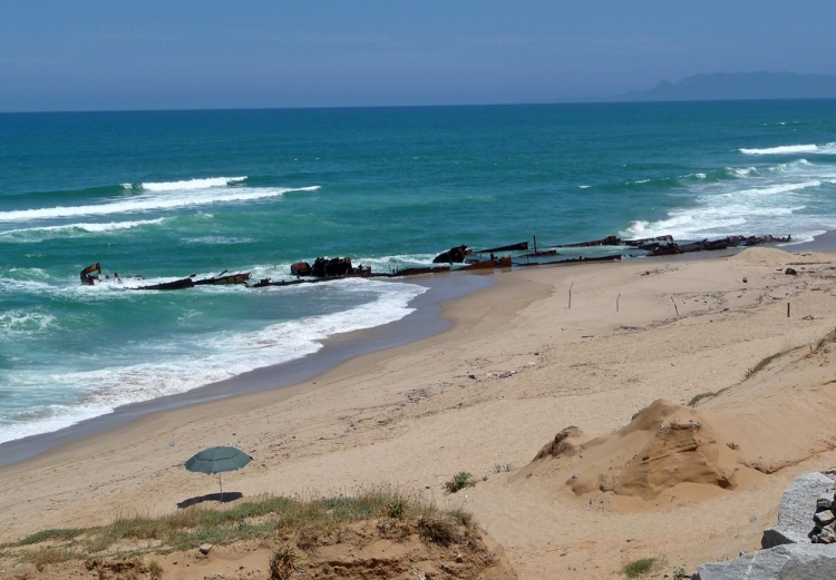 Bateau échoué sur le sable Villes