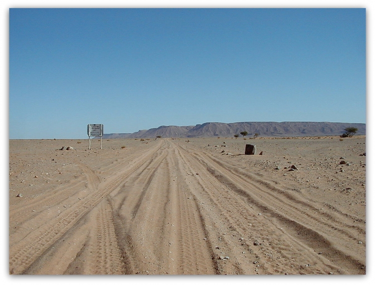 C'est tout  droit,  entre M'hamid et Merzouga Paysages