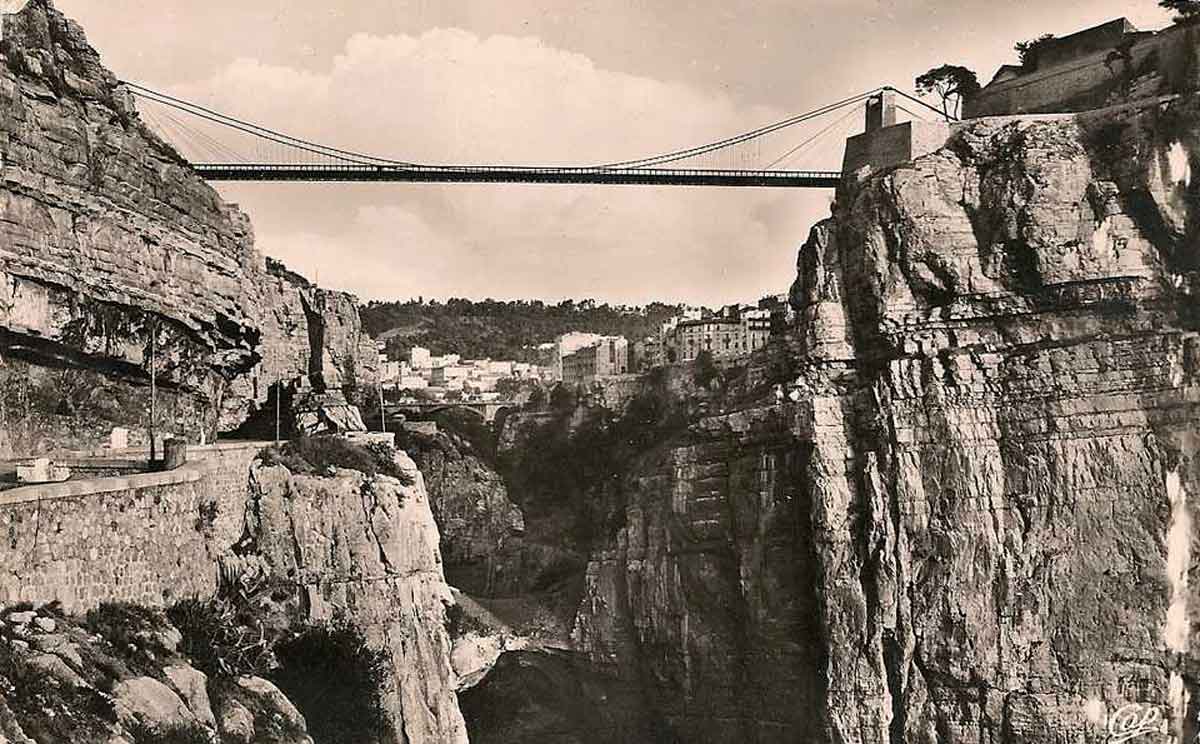 Constantine suspendu