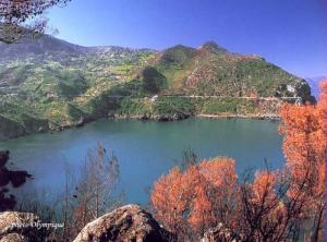 Vue d'ensemble de la corniche de Saphirn Jijel