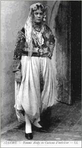 Femme arabe en costme d'intérieur