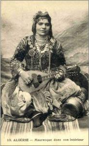 Femme arabe dans son intérieur