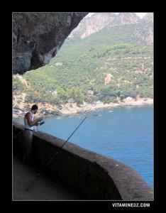 Un pêcheur à la plage des aiguades.