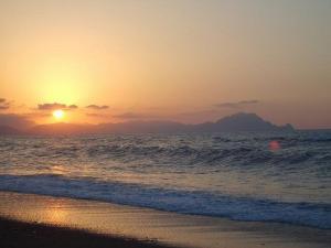 Sur la plage de Tichy, Béjaia