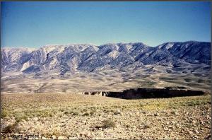 Vue sur Djebel Ahmar Khaddou avec le canyon de L'oued el Abiod