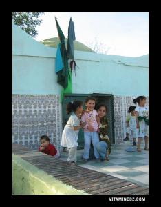 Enfants au mausolée Sidi Mhamed El Wacini