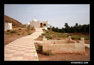 Au premier plan, tombe de Sidi Mohamed Benyamna