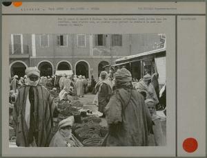 Sur la place du marché à Biskra