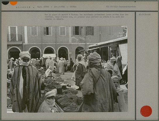 Sur la place du marché à Biskra