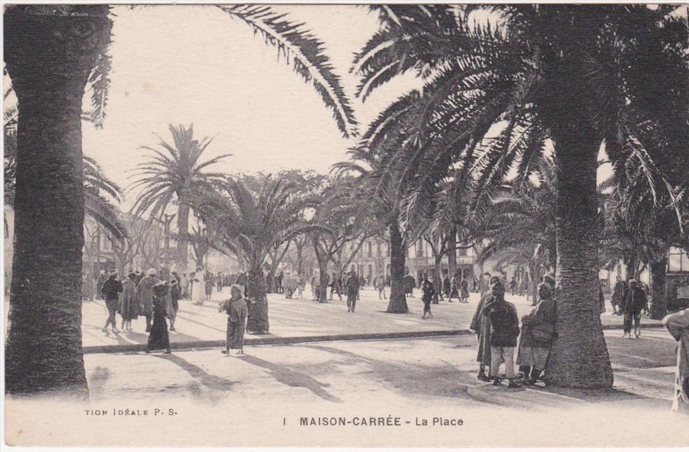 Maison Carrée - la place