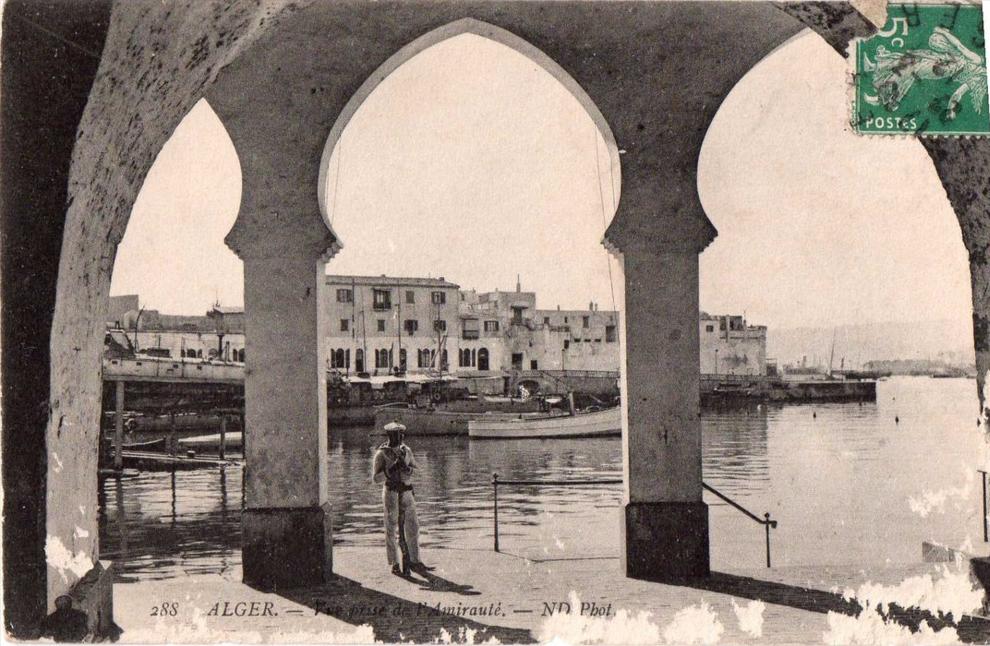 cpa ALGER, marin montant la garde près de l'amirauté  (20.13)