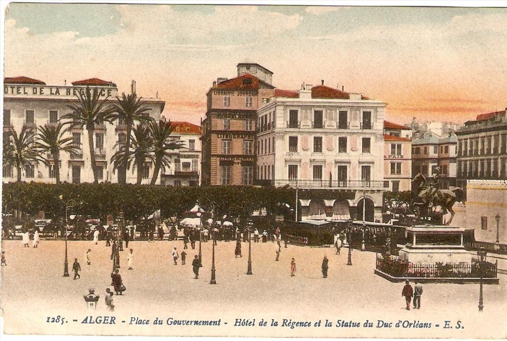 Alger .Place du Gouvernement Hotel de la Régence et la statue du Duc d Orléans