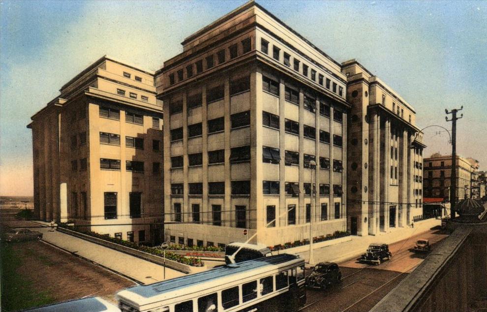 ALGERIE ALGER - La Nouvelle Mairie Tramway suivi par des véhicules