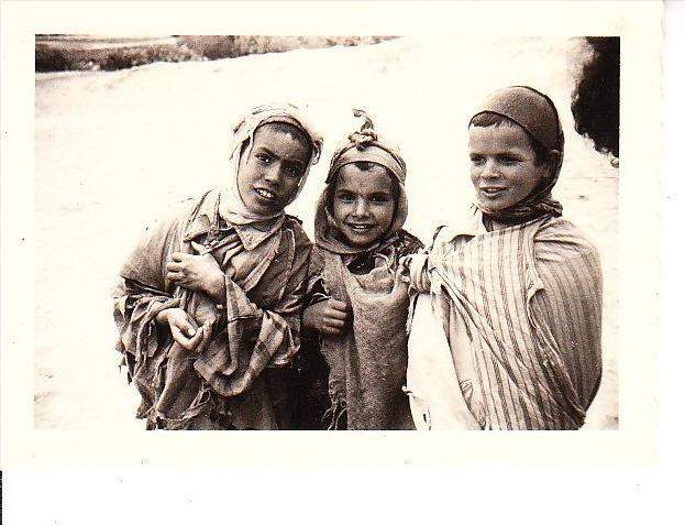 PETITE PHOTO BOU SAADA   SCENE DE VIE 3 ENFANTS