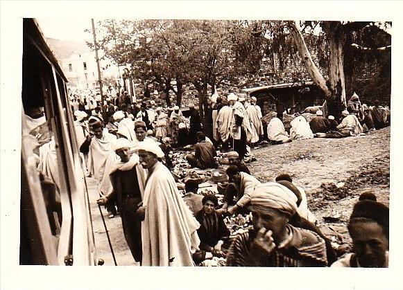 PETITE PHOTO BOU SAADA  A L ARRET DE L AUTOCAR SCENE DE VIE