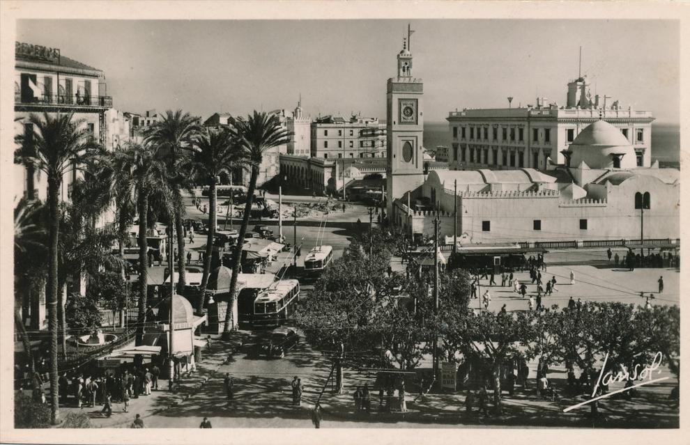 AFRIQUE - ALGERIE - ALGER - Place du Gouvernement et la Régence (animation tramways)