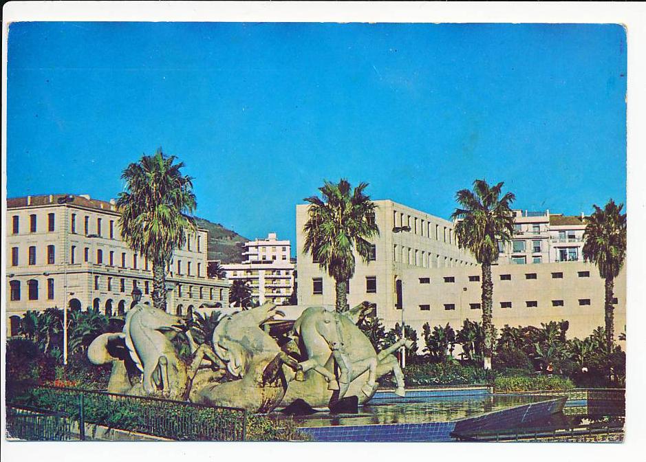 CPSM 10.5 x 15 Algérie ALGER Place du 1er novembre   sculpture chevaux bassin