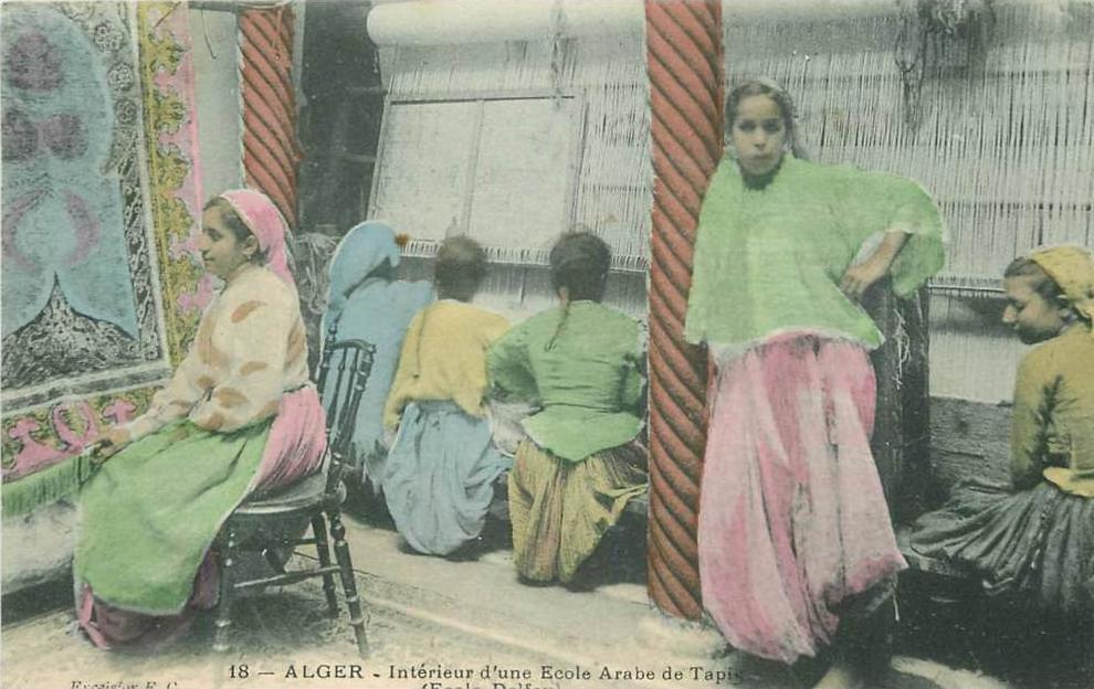 CPA ALGERIE / ALGER, Intérieur d'un école arabe de tapis