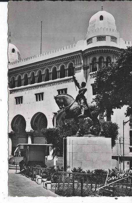 ALGERIE - ALGER - La statue de Jeanne d'Arc et la Poste
