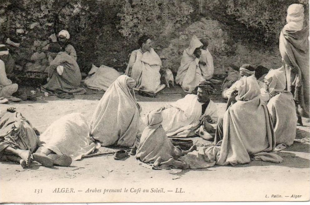 algerie. alger. arabes prenant le café au soleil