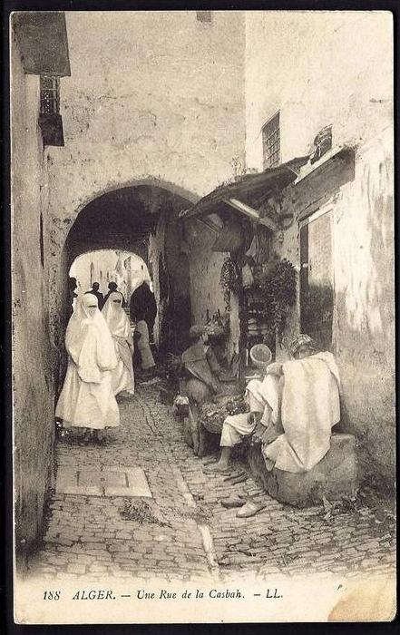 CPA ANCIENNE- ALGÉRIE- ALGER- UNE RUE PAVÉE DE LA CASBAH-TRES BELLE ANIMATION GROS PLAN-