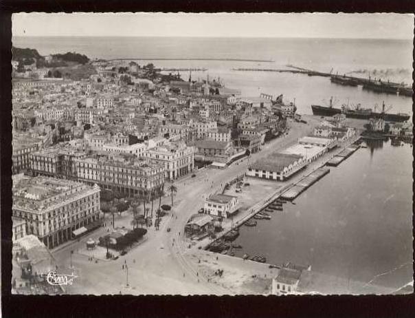 bône  vue aérienne sur le port place des gargoulettes le quai warnier édit. combier n° 1 A  bateaux