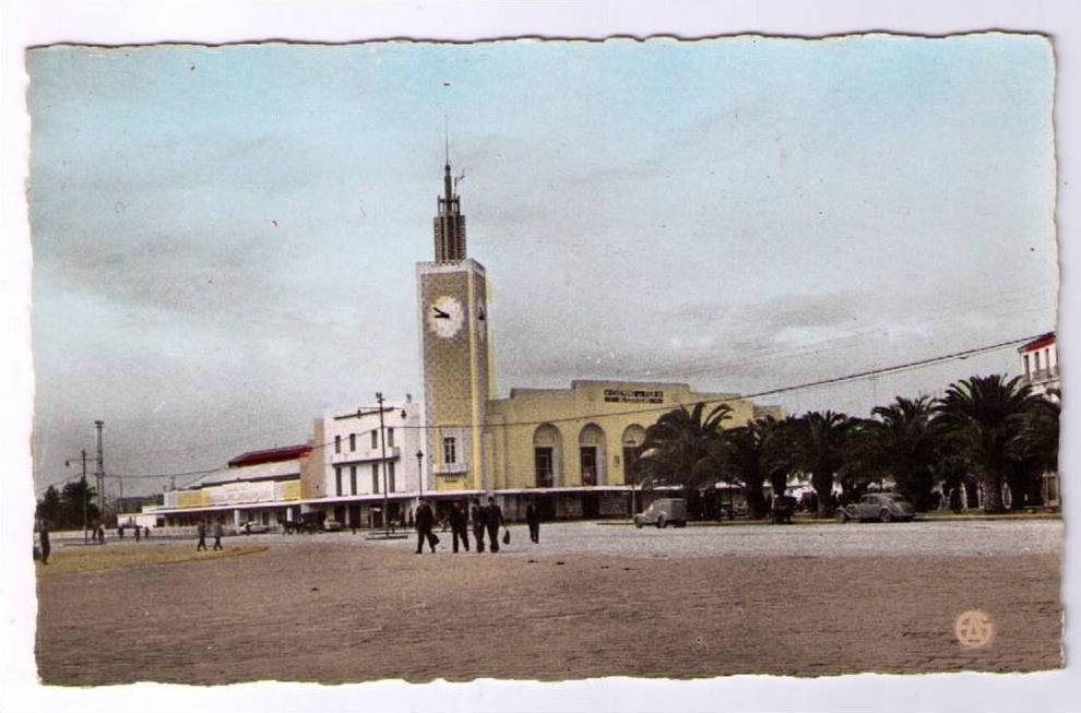 BONE (Algérie) La Gare ( voitures, Traction Citroen et Utilitaire )