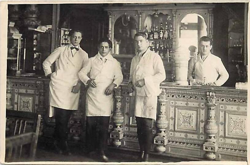 REF 56-algerie - carte photo interieur café - bone 1926 - garcons -serveurs -personnel du café - carte bon etat   -