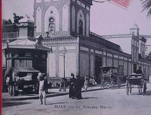 cpa  Algérie ANNABA  BONE   animée , LE NOUVEAU MARCHE , attelages Kiosque journaux , affiches, 1906  ** Achat Direct **